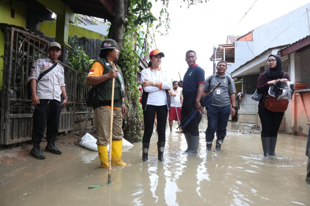 Istri Mensos semangati korban banjir di Bogor