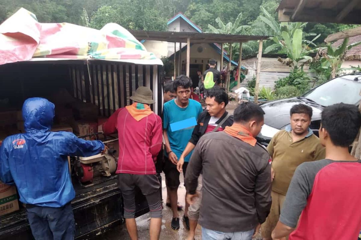 Himpunan pencinta alam  berikan sembako kepada korban banjir Lahat