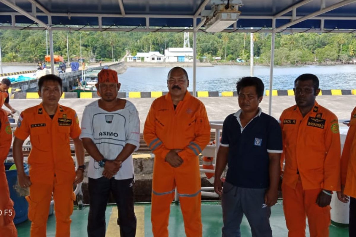 Tim SAR Biak Numfor evakuasi dua korban selamat perahu motor terbalik