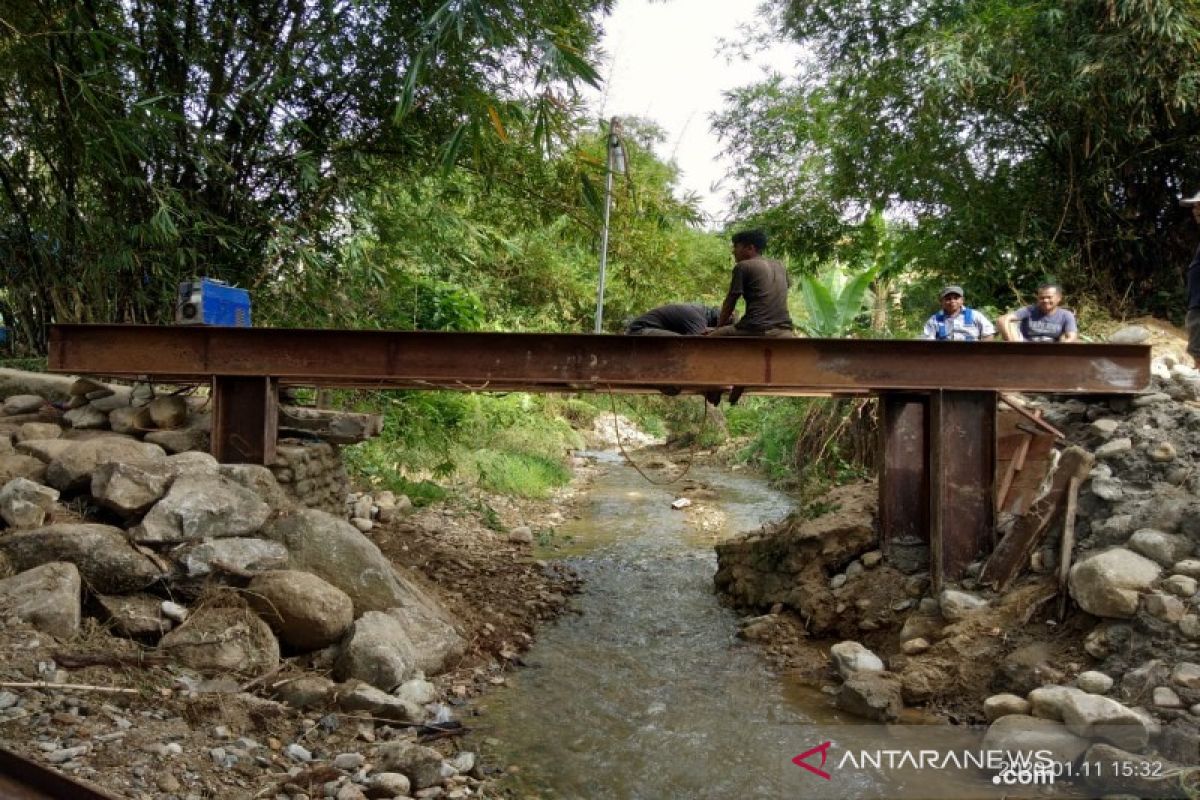 Jembatan penghubung yang rusak di Mompang kini hampir rampung dikerjakan