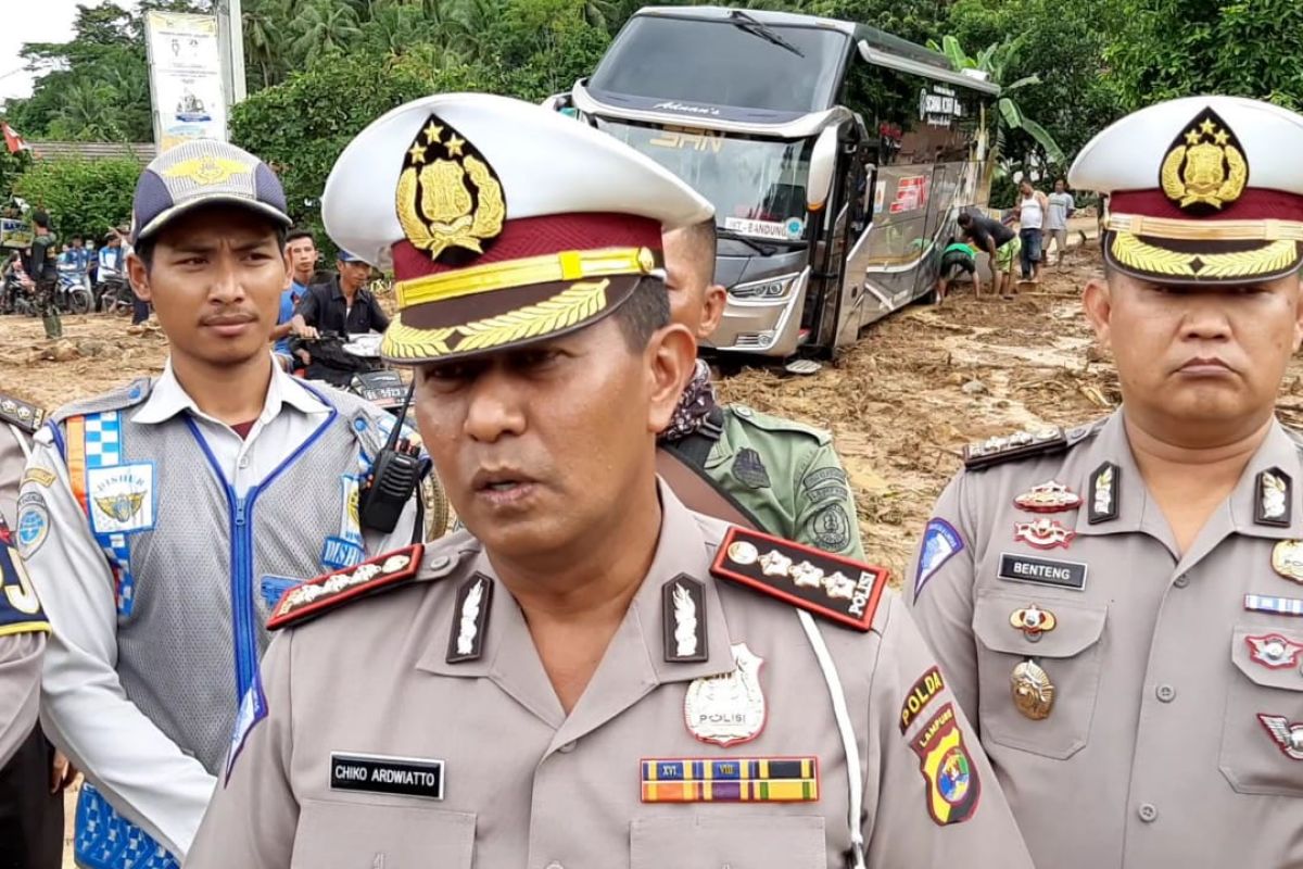 Polisi lakukan rekayasa lalu lintas di lokasi banjir Tanggamus