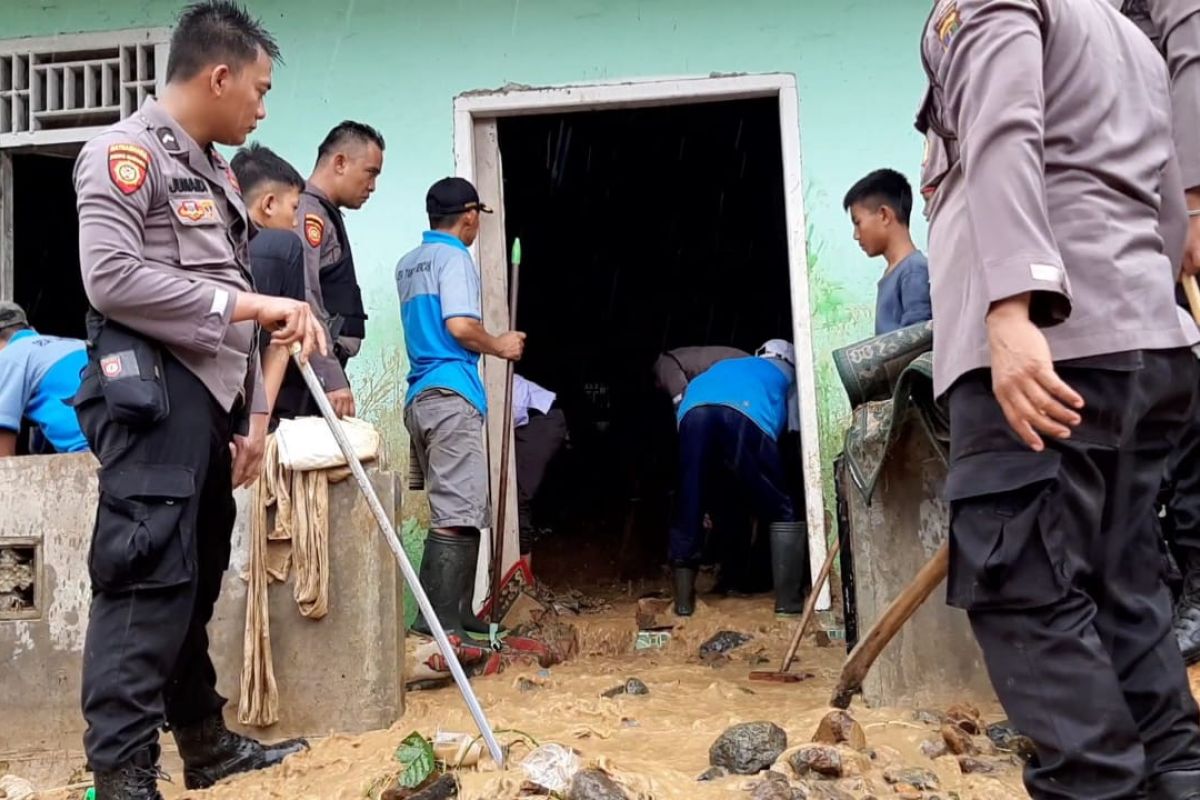 Ratusan rumah di Tanggamus, Lampung rusak akibat diterjang banjir