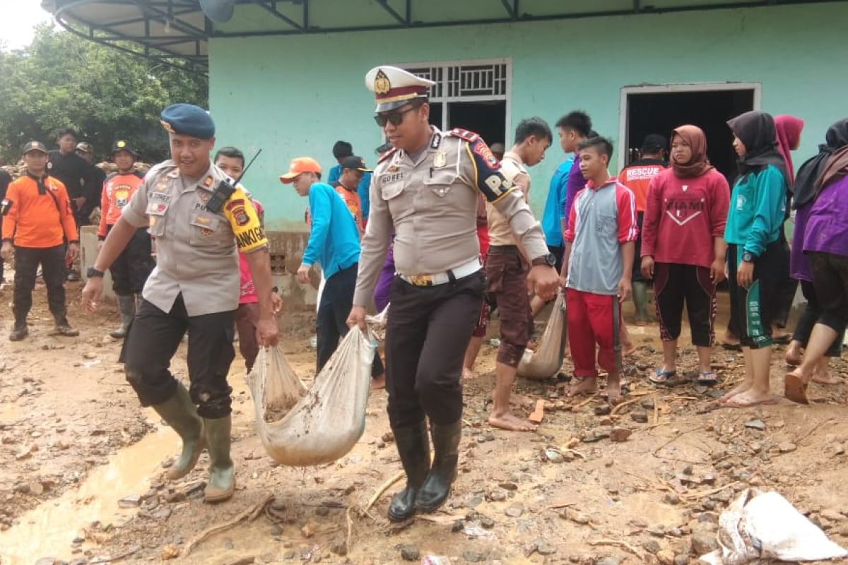 Brimob Polda Lampung bantu warga bersihkan sisa lumpur