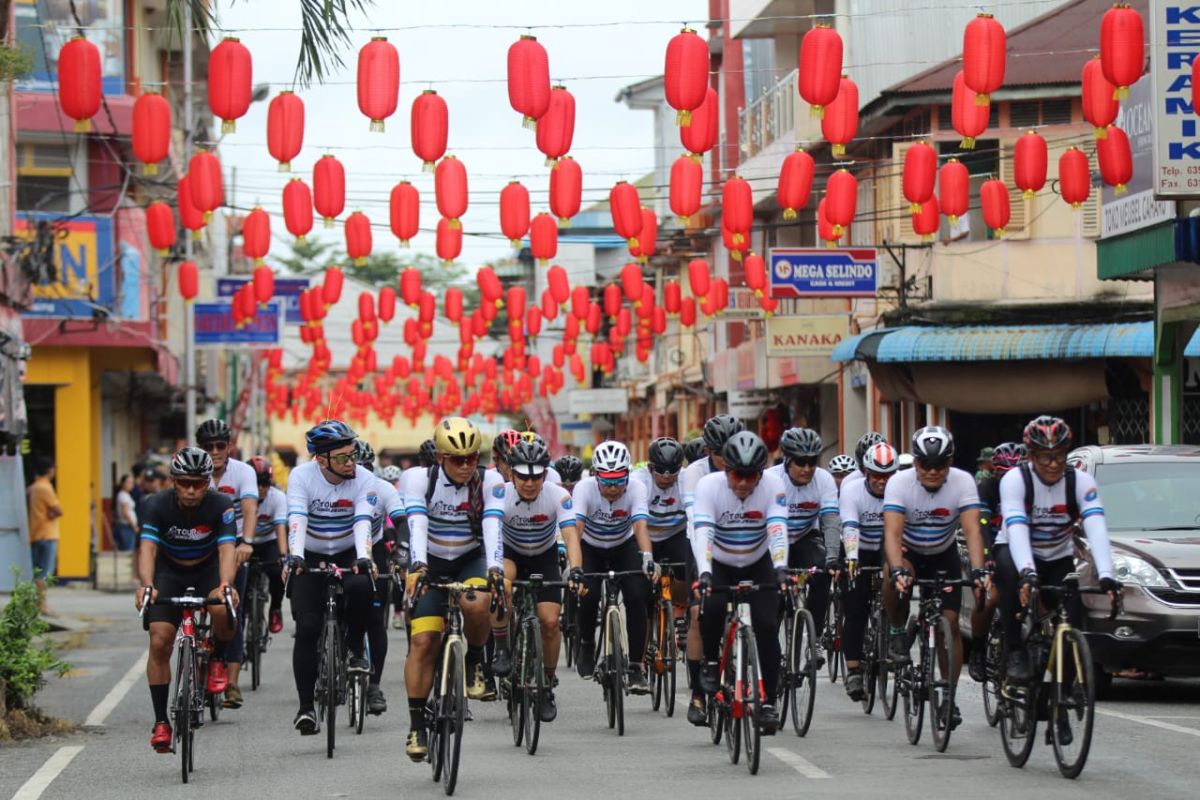 Sebanyak 700 peserta meriahkan Gowes Tour De Singkawang 162 kilometer