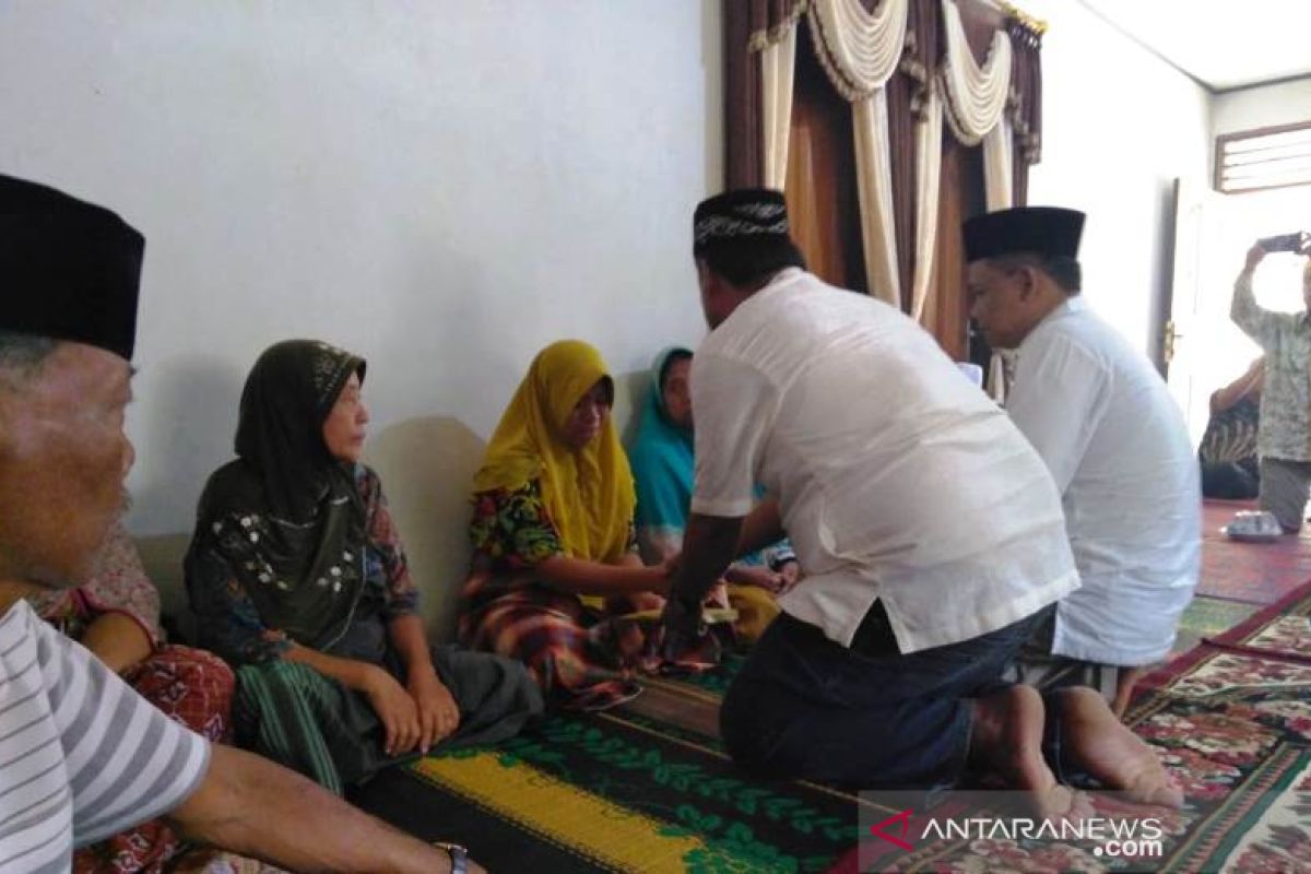 Apdesi Tapsel serahkan santunan kepala desa