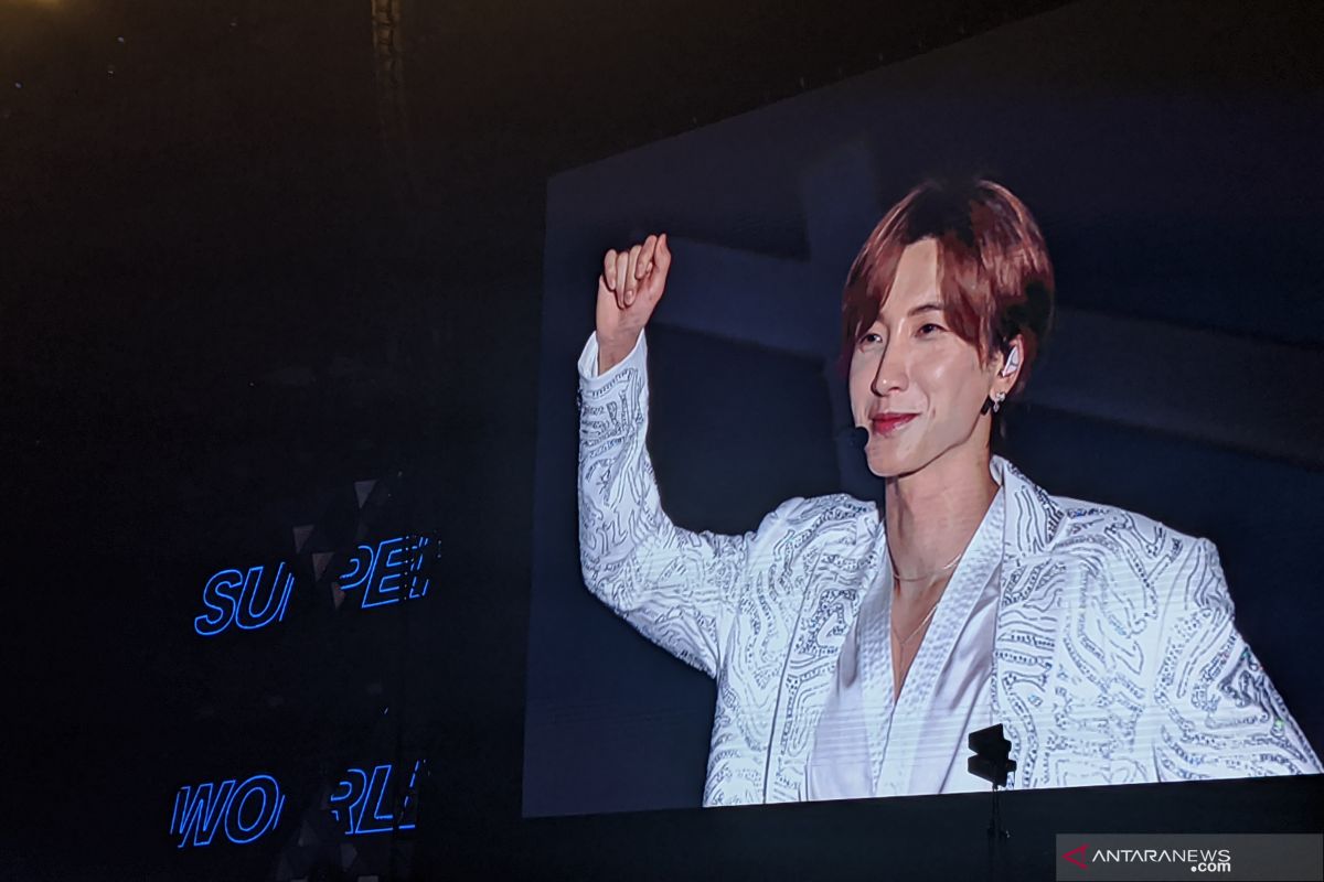 Leeteuk Super Junior pamer dada bidang pada Konser Super Show 8