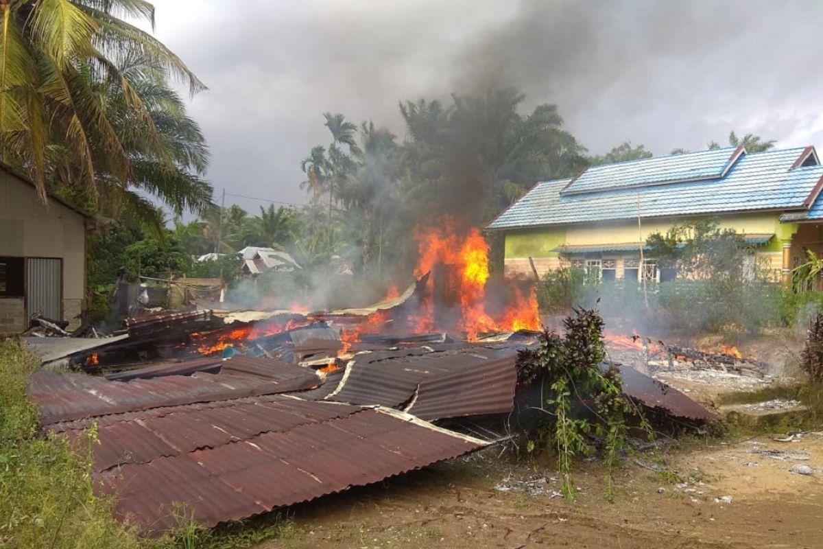 Seorang warga di Mukomuko bakar rumah sendiri