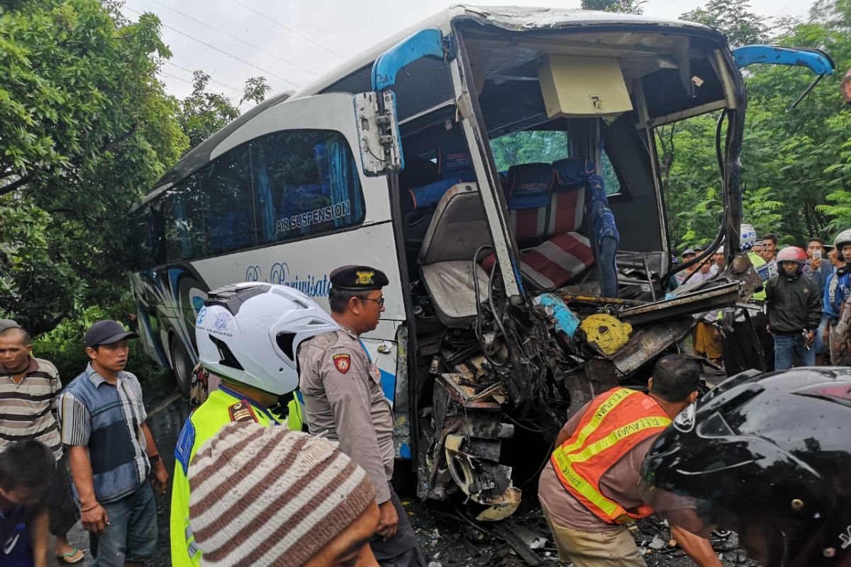 Truk kontainer vs bus rombongan bidan tabrakan