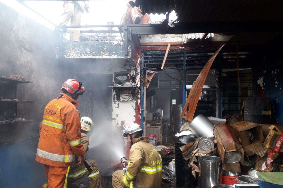 Bengkel bubut di Pondok Bambu ludes terbakar