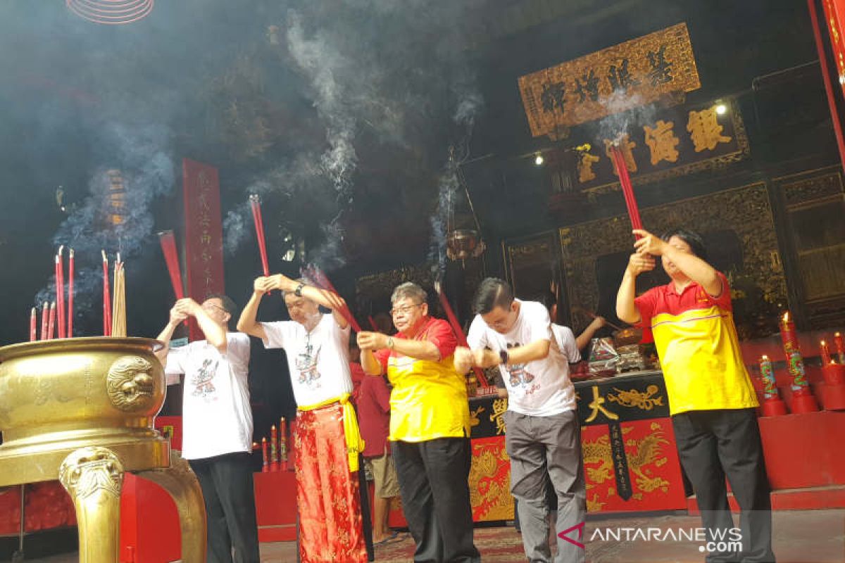 Pasar Imlek Semawis diawali doa di Kelenteng Tay Kak Sie