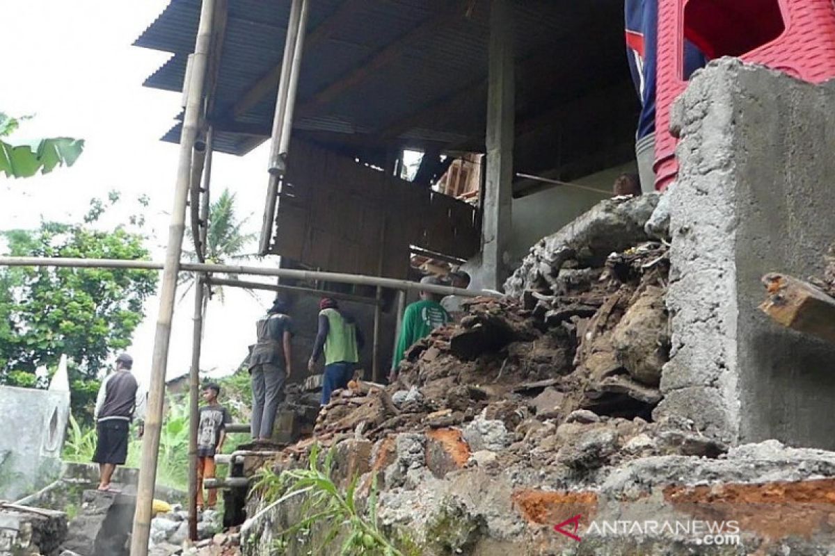 Diterjang banjir, tembok ponpes di Temanggung jebol