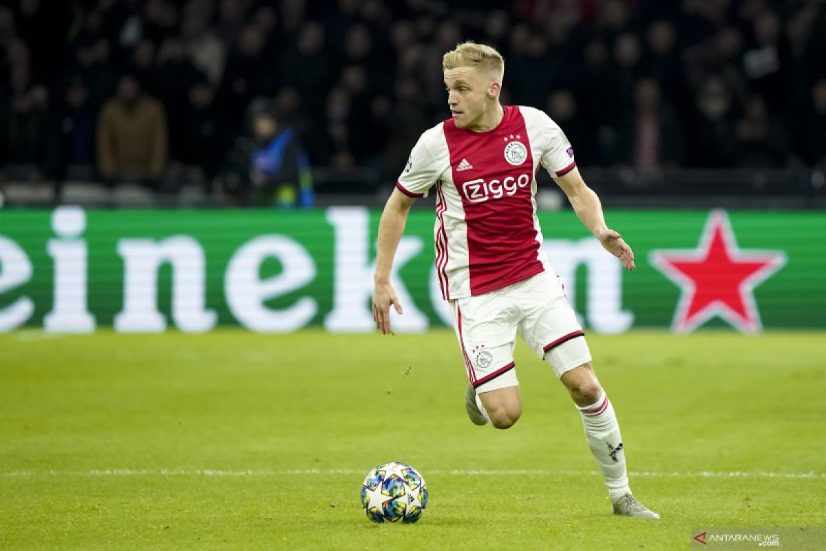 Diminati United dan Madrid,  van de Beek pilih bertahan di Ajax