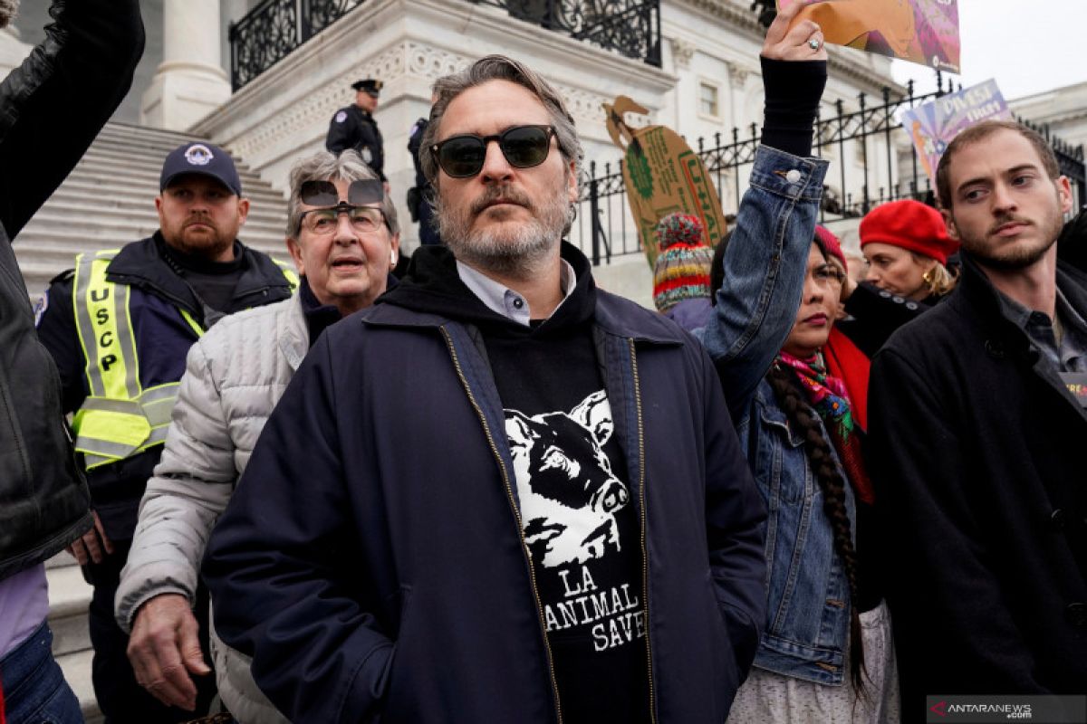 Ikut unjuk rasa, Aktor Joaquin Phoenix ditahan