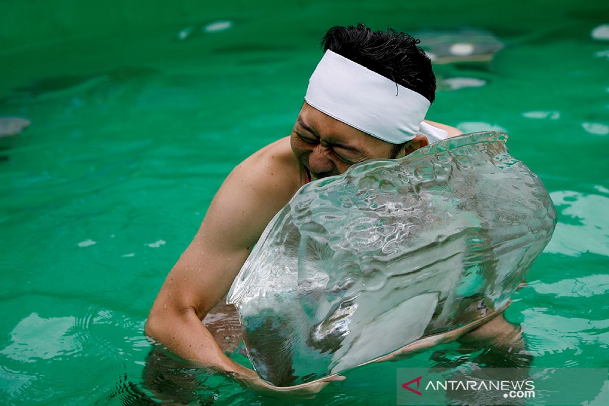 Warga Jepang  lakukan ritual mandi es tahunan