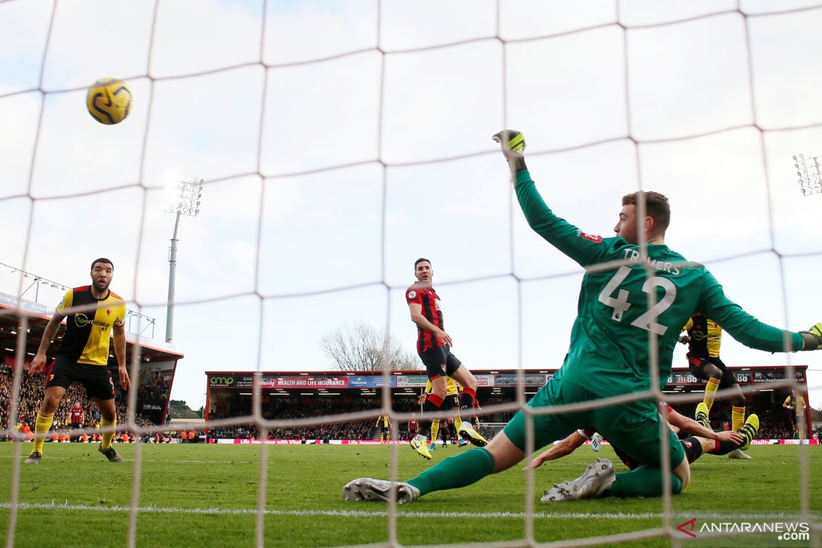 Everton rekrut kiper Bournemouth Mark Travers