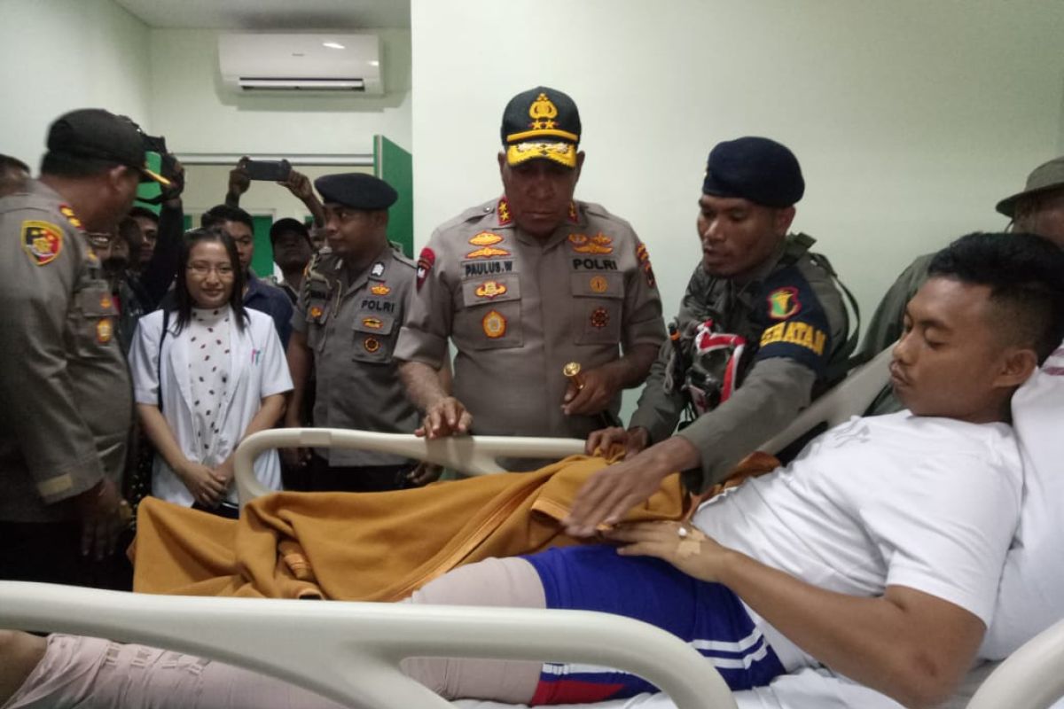 Papua police chief visits an injured policeman in Timika