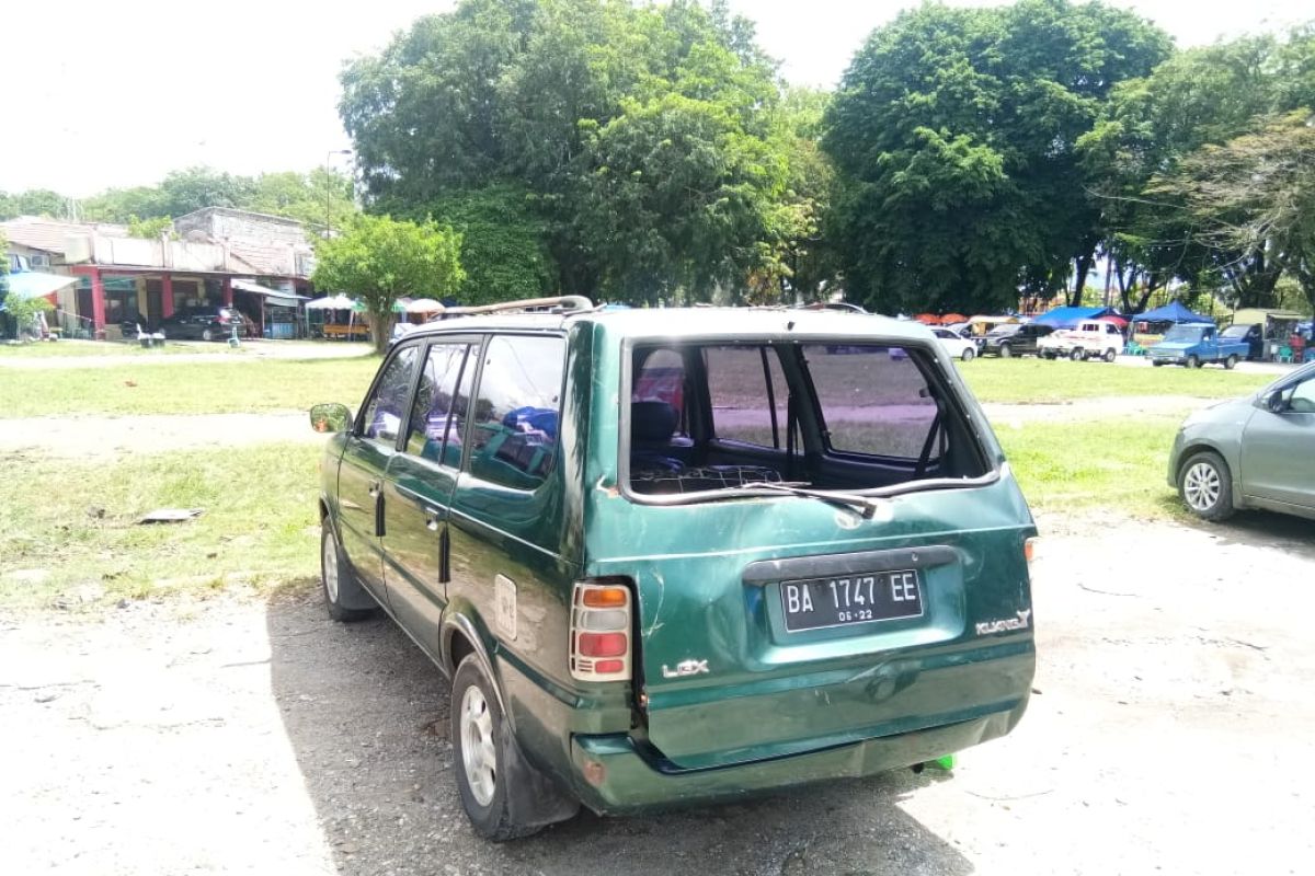 Pohon Tumbang Timpa Mobil Di Kawasan Gor H Agus Salim