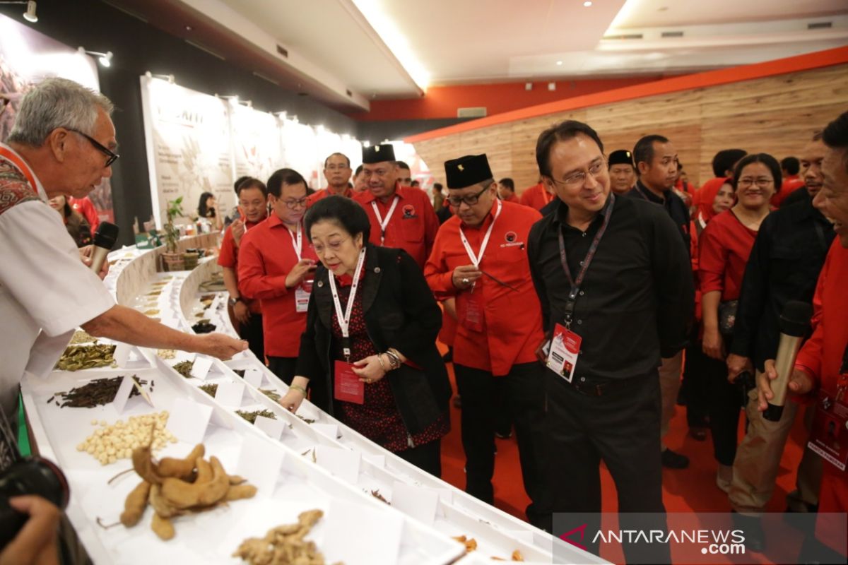 Megawati tinjau pameran rempah dalam Rakernas PDIP