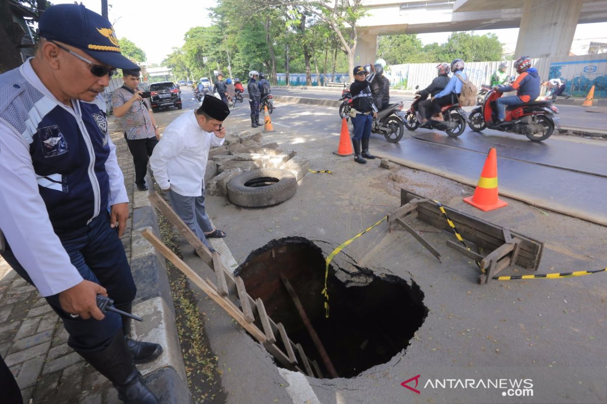 Jalan Daan Mogot penghubung Tangerang ke Jakarta amblas