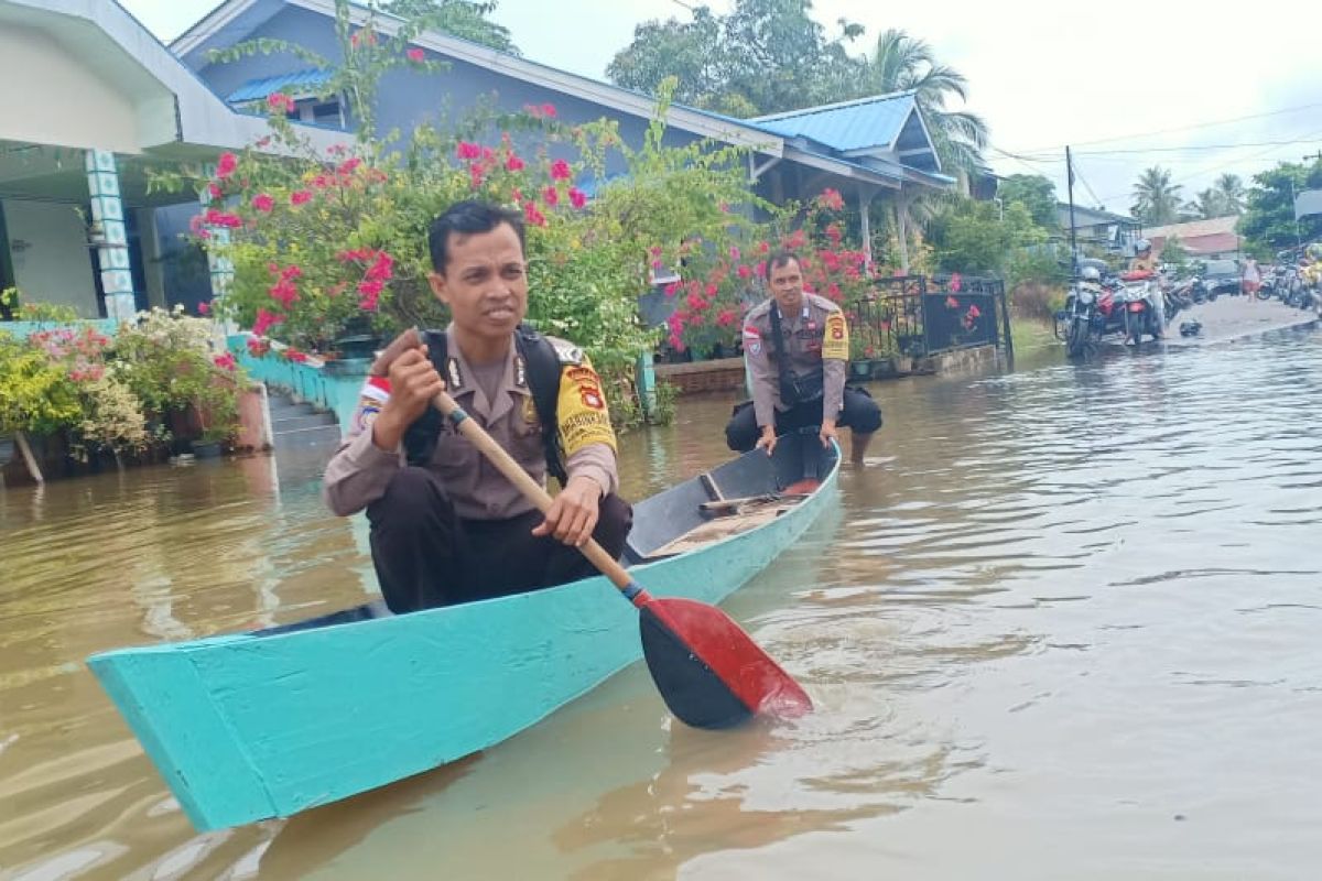 Anggota Polres Kapuas hulu cek kondisi banjir di Putussibau Selatan