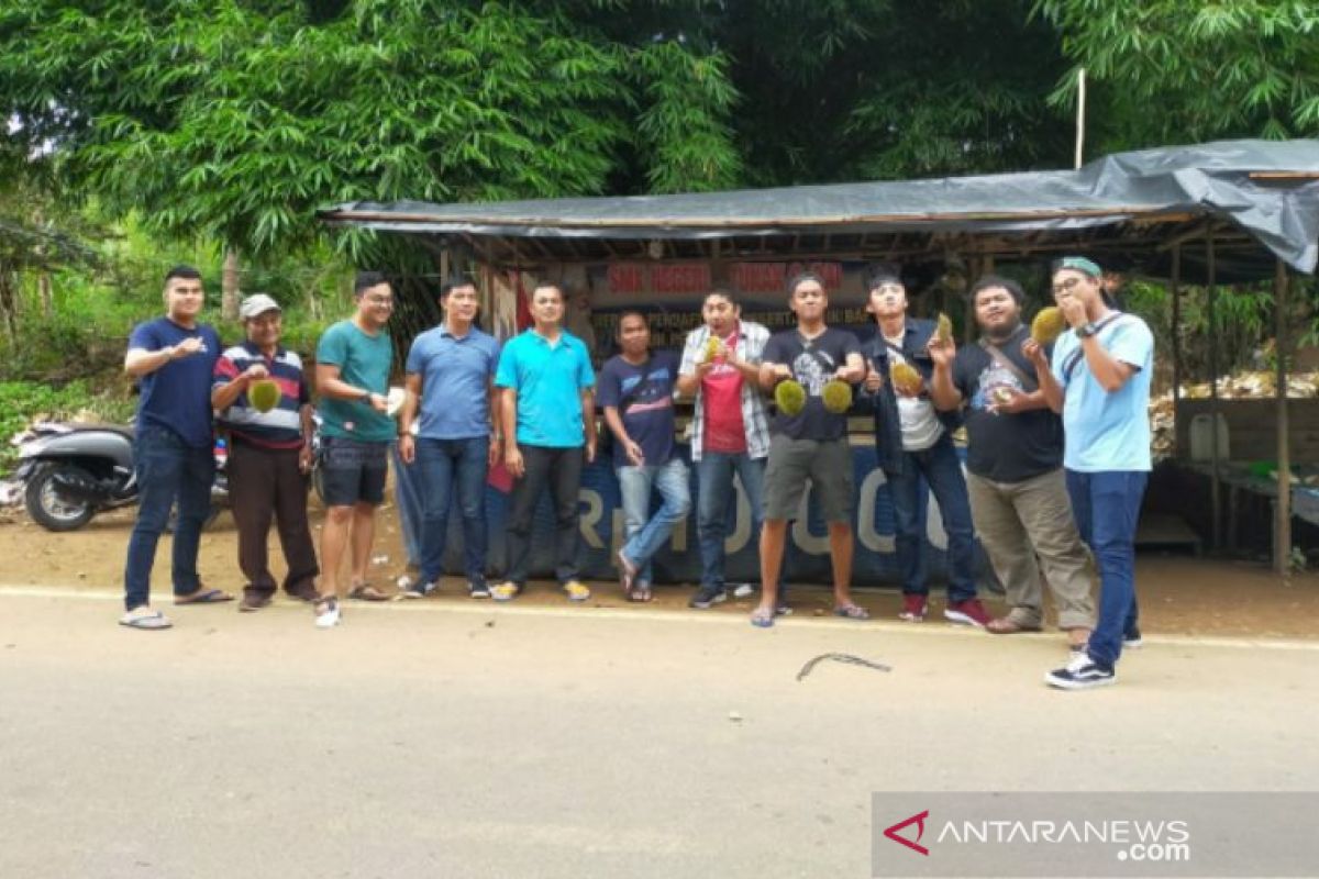 Kapolres Bangka Selatan ajak Pokja Jurnalis nikmati durian Desa Tirem