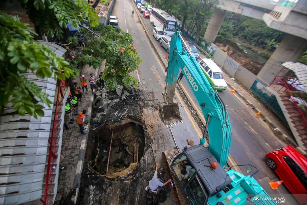 Jalan amblas di Tangerang mulai diperbaiki