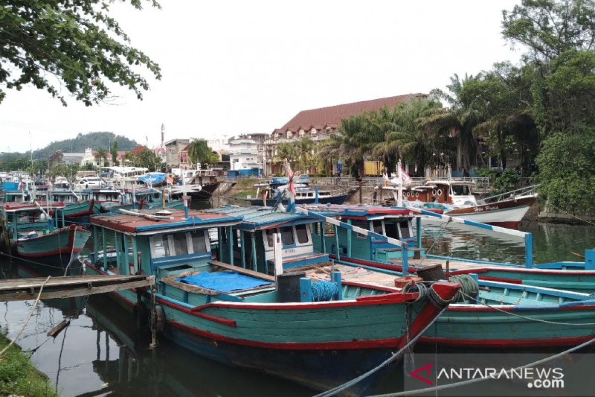 Cuaca buruk, nelayan Kolaka benahi perahu