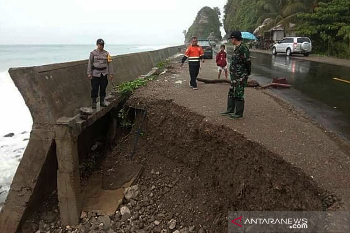 Trans Sulawesi di Majene nyaris putus akibat abrasi