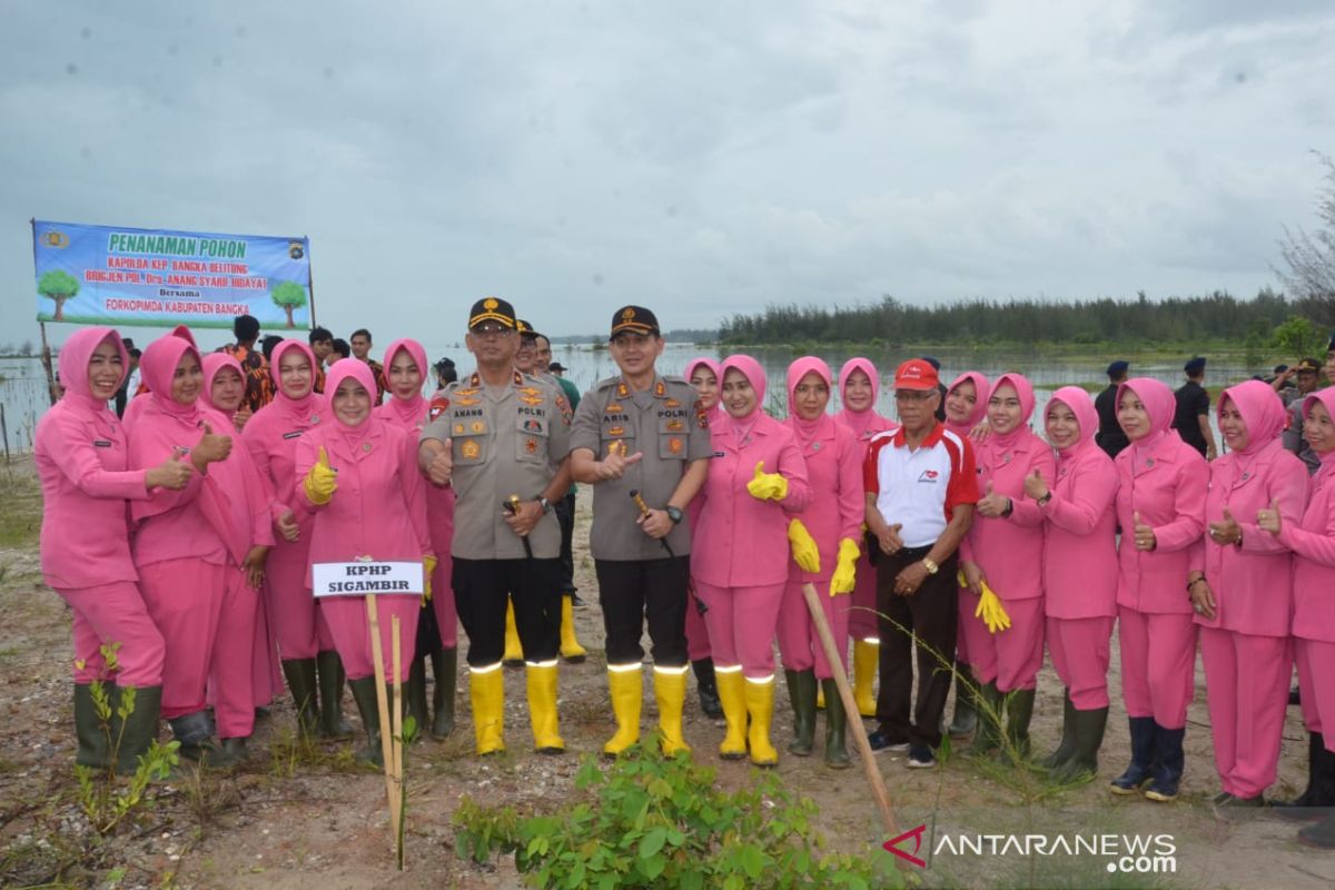 Bhayangkari Bangka turut peduli kelestarian lingkungan (Video)