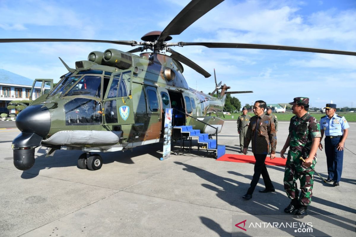 Presiden Jokowi tinjau Helikopter Caracal TNI AU di Halim Perdanakusuma