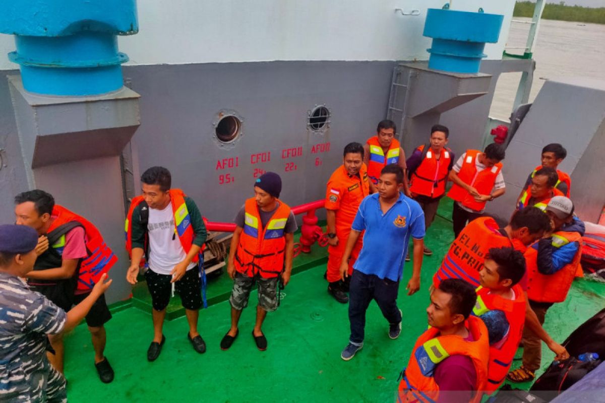 Kapal kargo tenggelam di Belitung