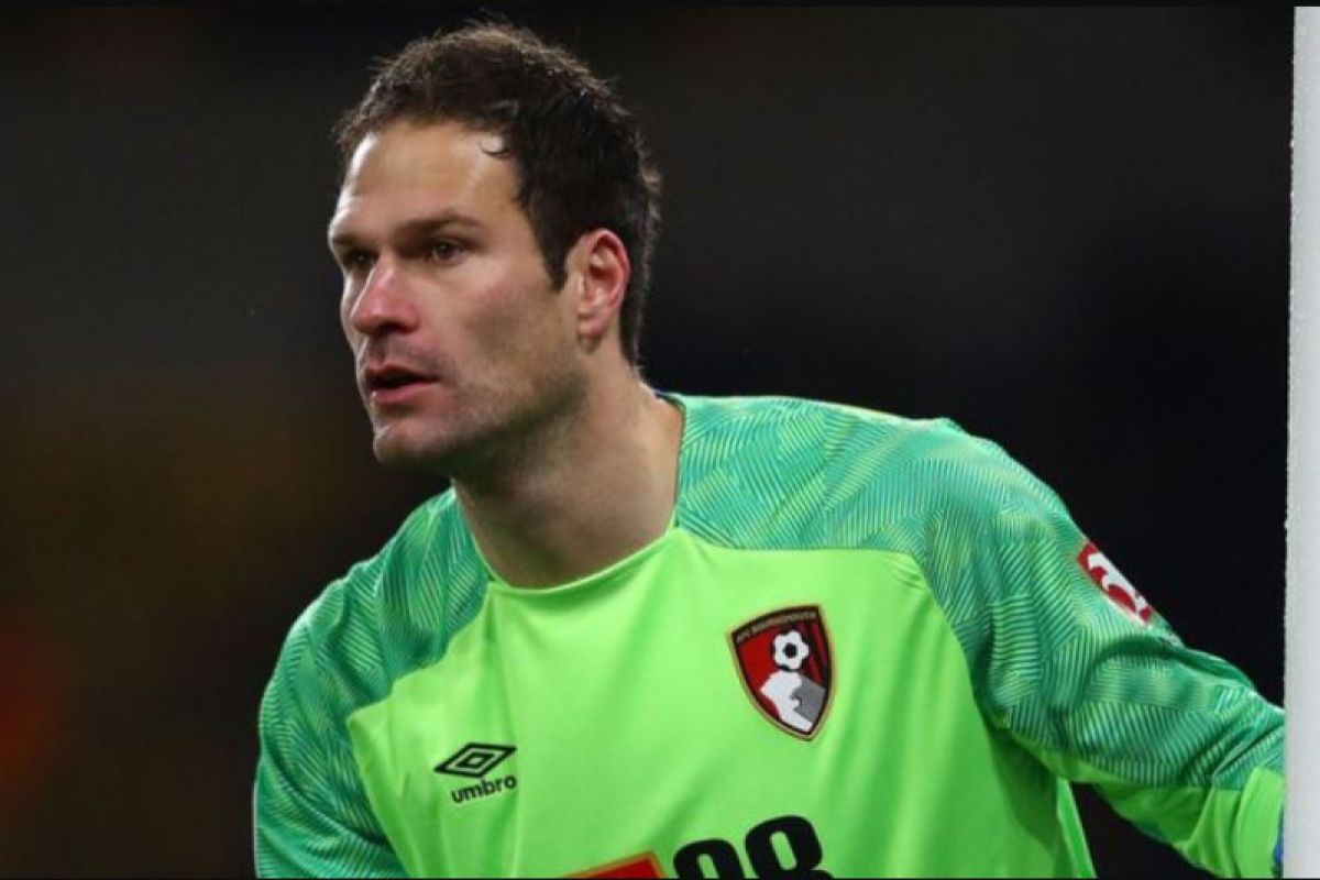 Jadi pengganti Pepe Reina, Asmir Begovic jalani tes medis AC Milan