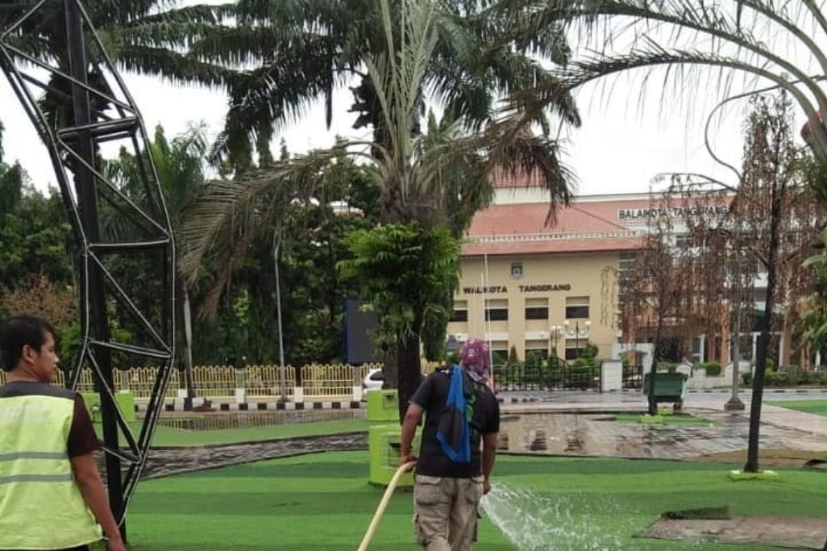 Taman tematik di Tangerang disempot cairan antiseptik hilangkan bau dan kuman
