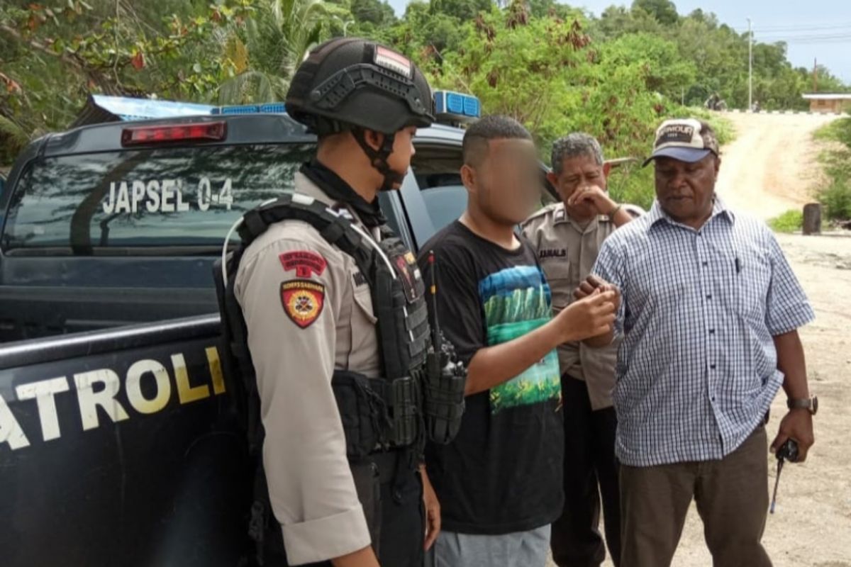 Polisi Jayapura tangkap pemuda bawa ganja di kawasan wisata Pantai Hamadi