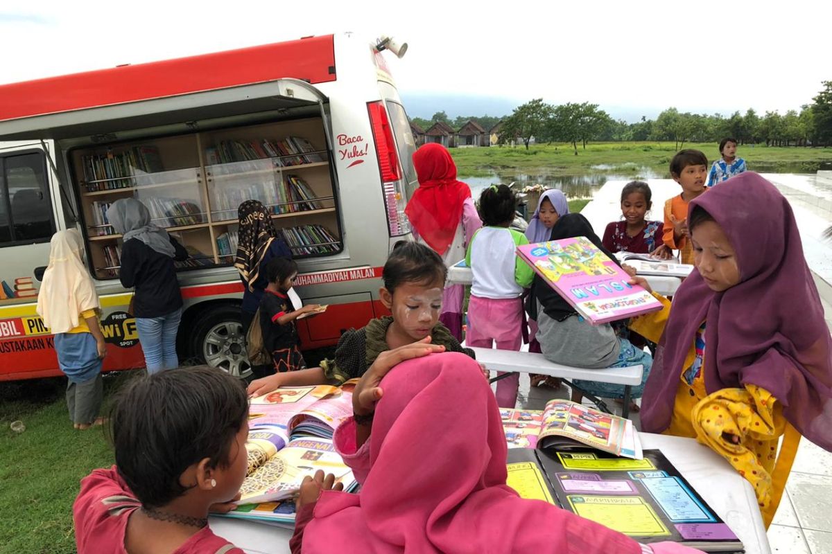 Mahasiswa PBSI UMM semangati santri Ponpes Metal Pasuruan dengan nonton film