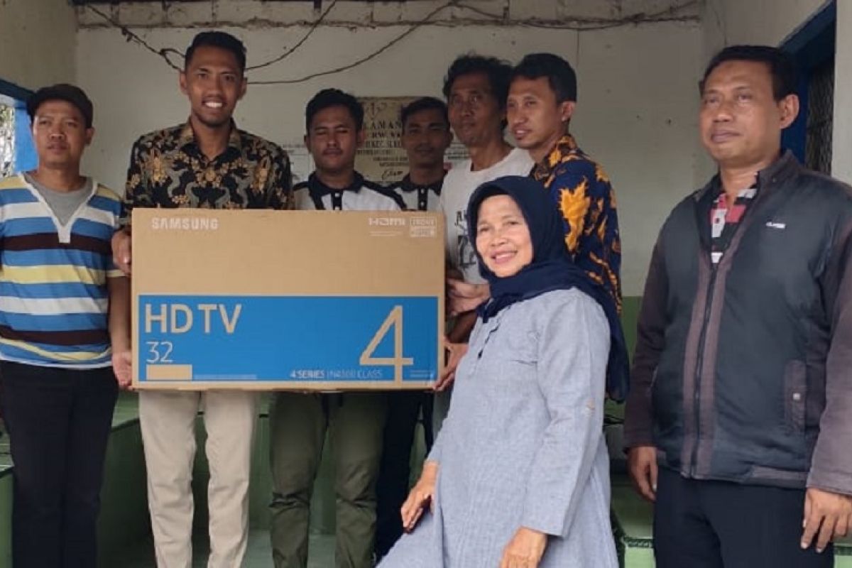 16 unit televisi dipasang di Balai RW perkampungan nelayan Surabaya