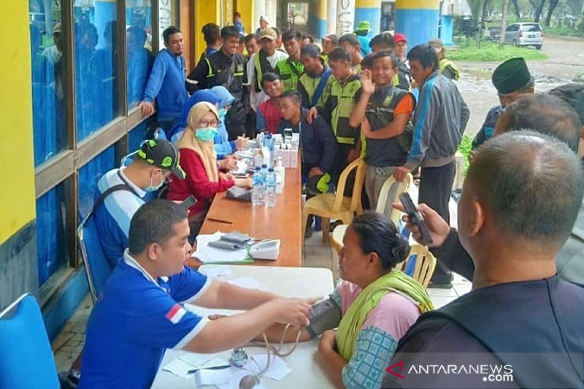 Setelah banjir, petugas lapangan diperiksa kesehatan