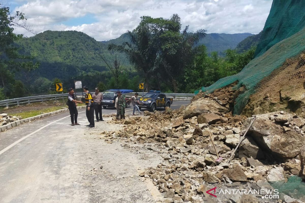 Sebagian jalan raya Cianjur-Bandung tertutup longsor