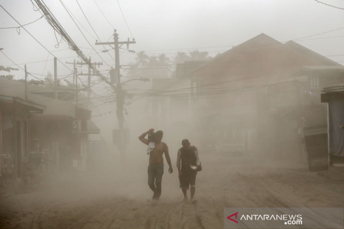 Semburan awan panas  Gunung Taal lumpuhkan Ibu kota Filipina