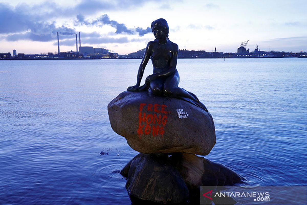 Patung Little Mermaid Denmark dicoret tulisan 'Bebaskan Hong Kong'