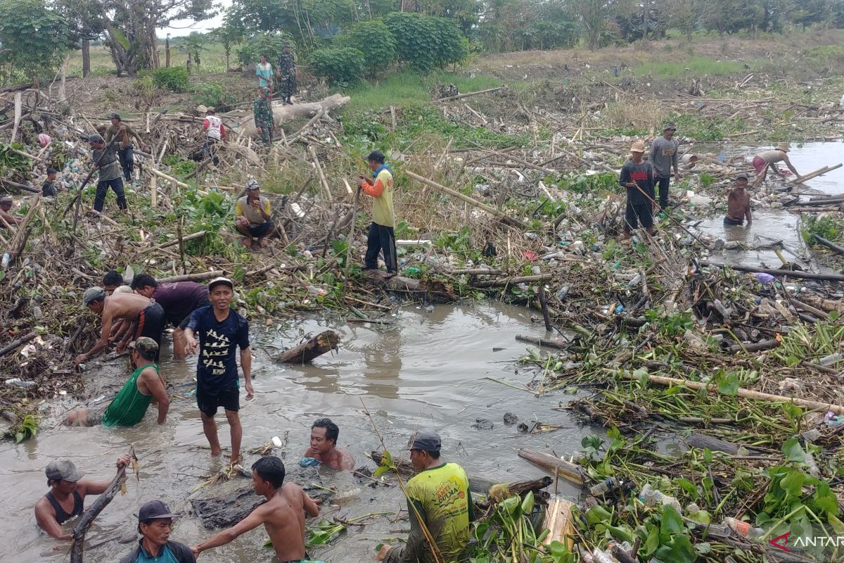 Bupati Sayangkan Banyak Sampah Rumah Tangga Kotori Sungai Tapin