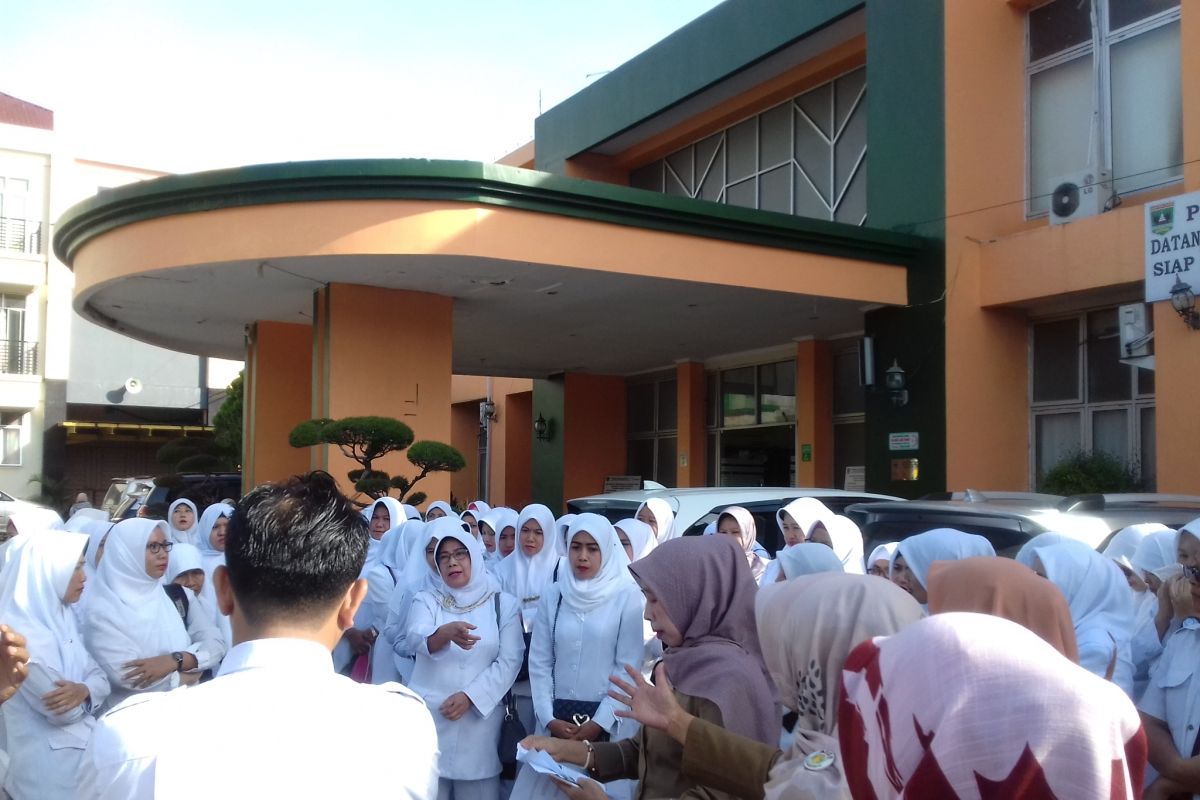 Pembagian jasa pelayanan dinilai tak adil, ratusan bidan dan perawat RSU M Natsir Solok unjuk rasa