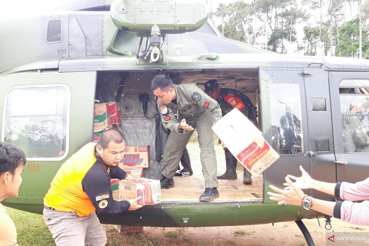 TNI AD gunakan helikopter didistribusikan logistik ke Desa Lebaksitu Lebak