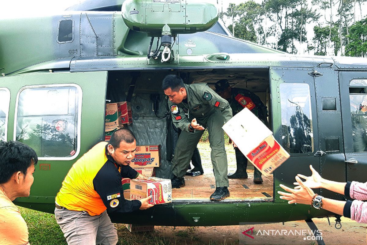 TNI AD gunakan helikopter distribusikan logistik di Lebak
