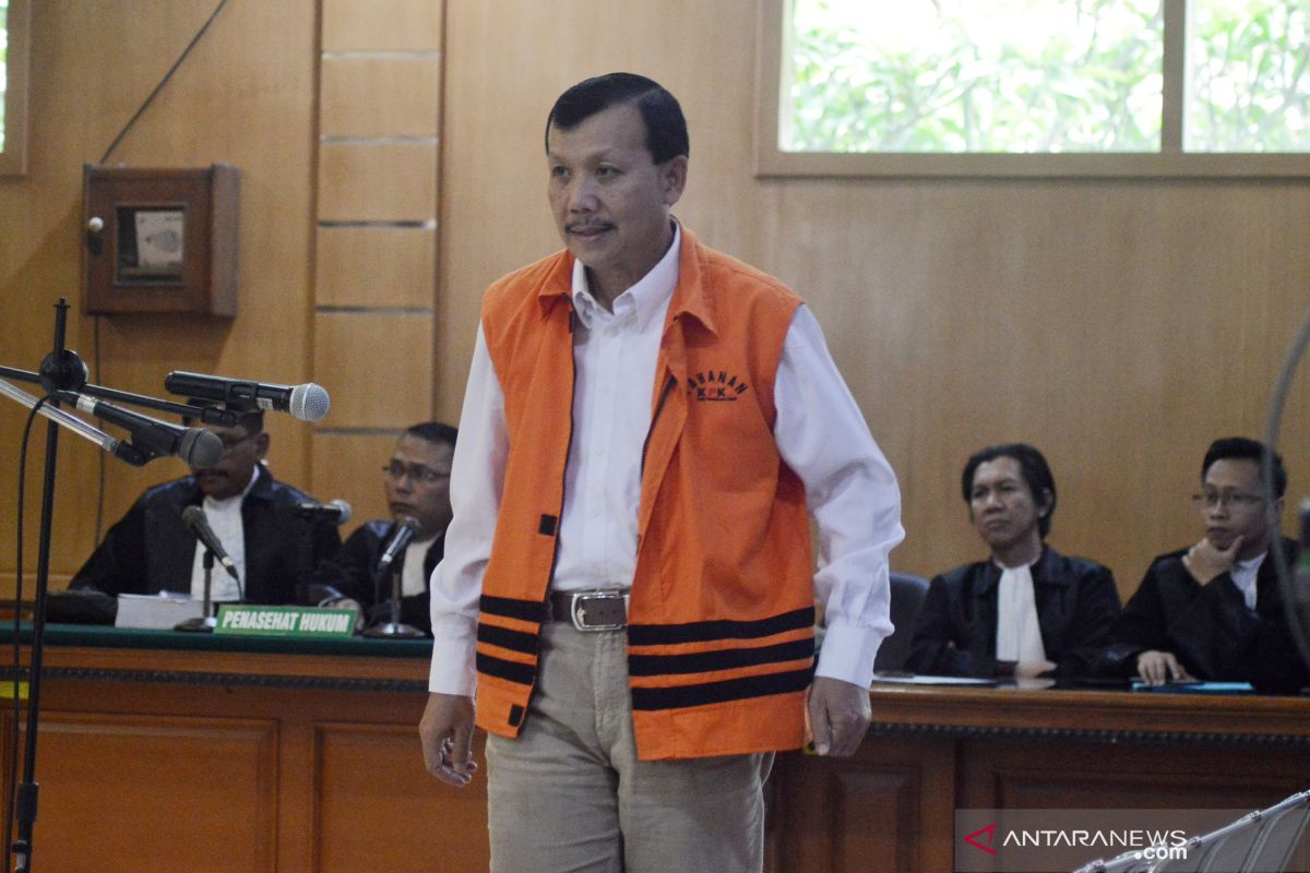 Sekda Jawa Barat Iwa Karniwa didakwa terima Rp900 juta muluskan proyek Meikarta