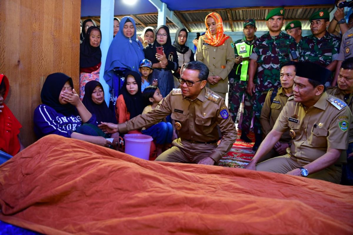 Gubernur Sulsel melayat ke rumah duka korban banjir di Barru