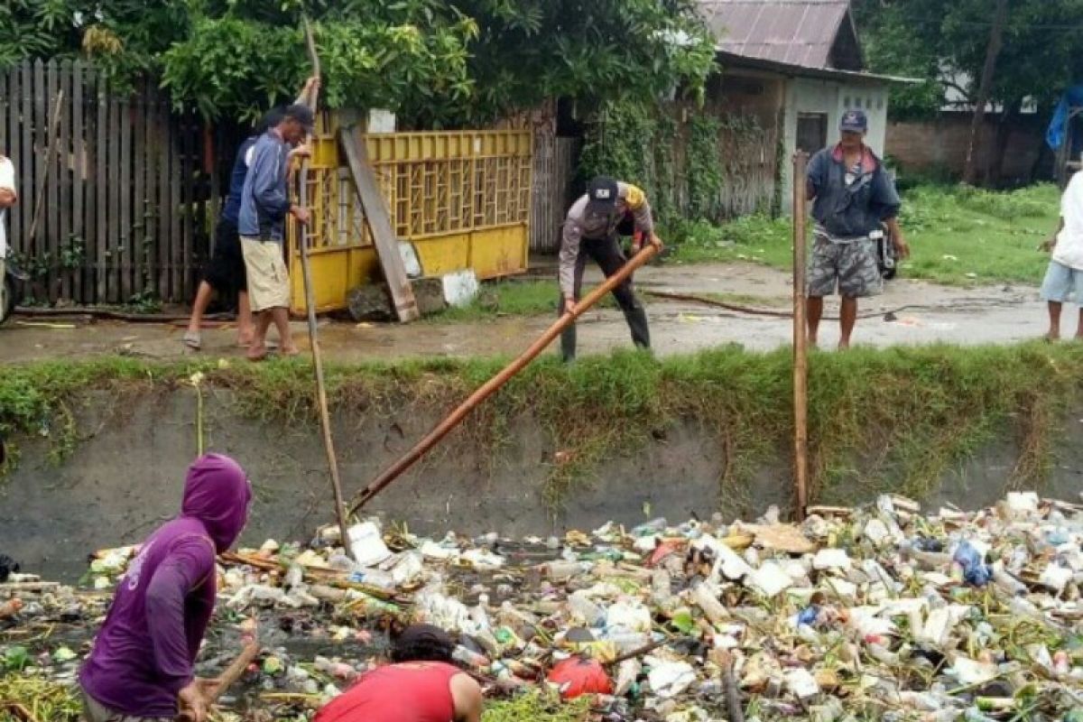 Warga Polewali Mandar bersihkan sungai cegah banjir