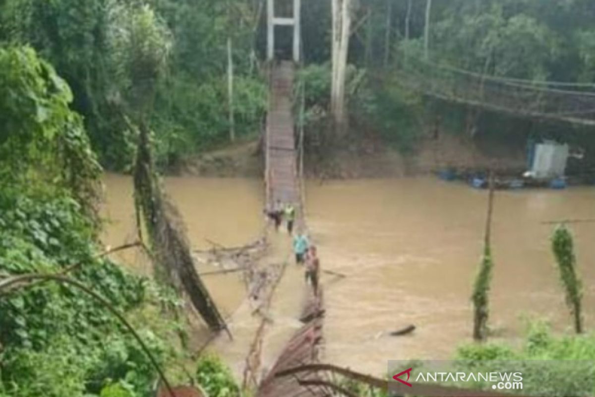 Warga Bebayau berjatuhan ke sungai dari jembatan gantung