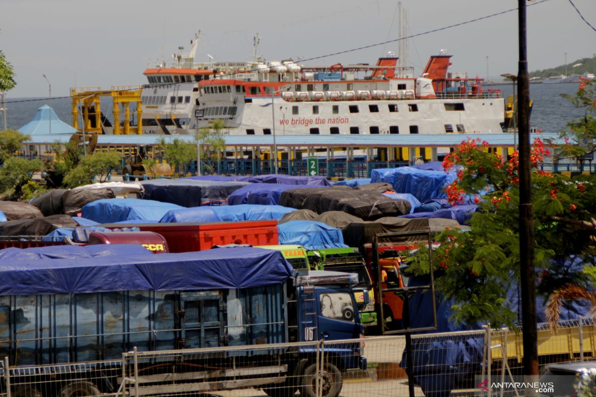 Akibat cuaca buruk, puluhan truk tertahan di Pelabuhan Bolok Kupang