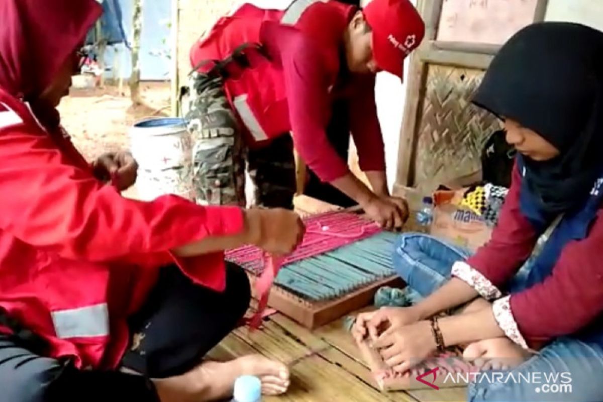 PMI latih korban banjir Lebak membuat keset manfaatkan pakaian bekas